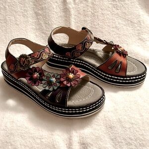 L’Artiste BEAUTIFUL Spring Step platform shoes. Women’s size 39 (size 8)